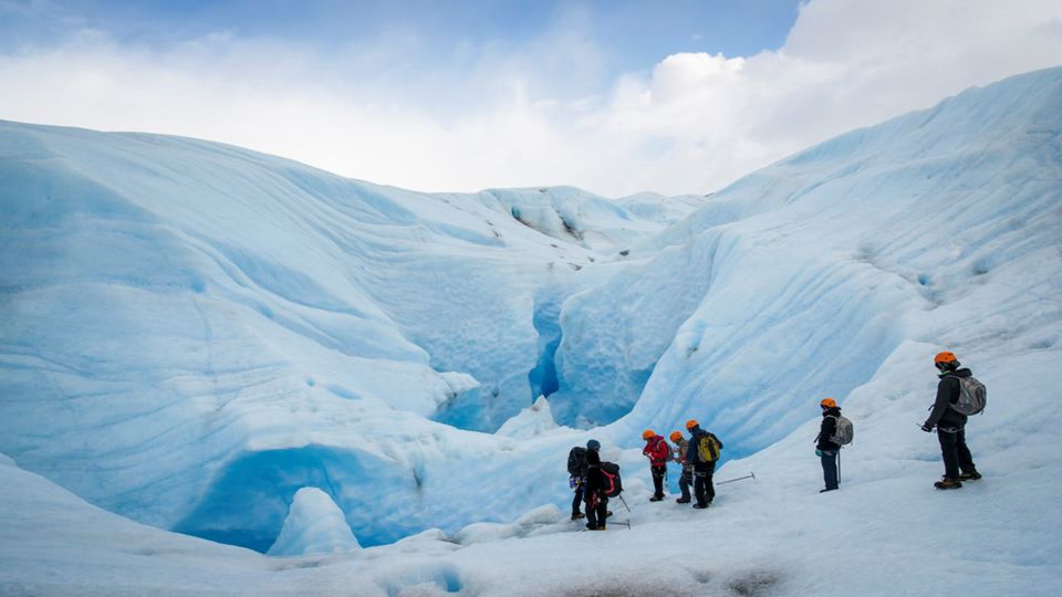 Touching The Ice Trekking To The Gray Glacier foto 1