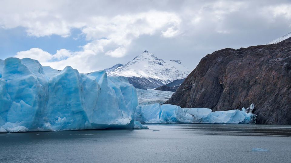 Touching The Ice Trekking To The Gray Glacier foto 7
